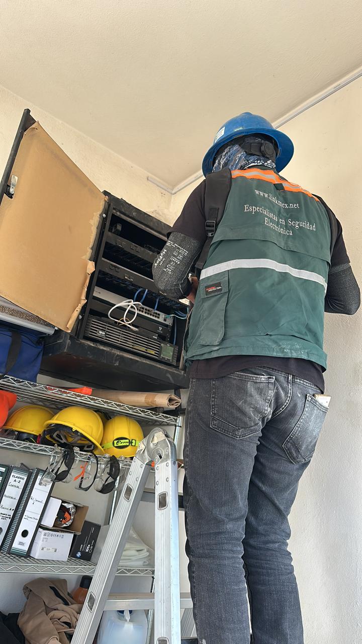 Equipo trabajando en sucursal CDMX